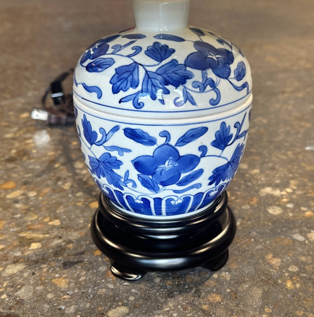 Asian table lamp, blue/white/black base, 16"H