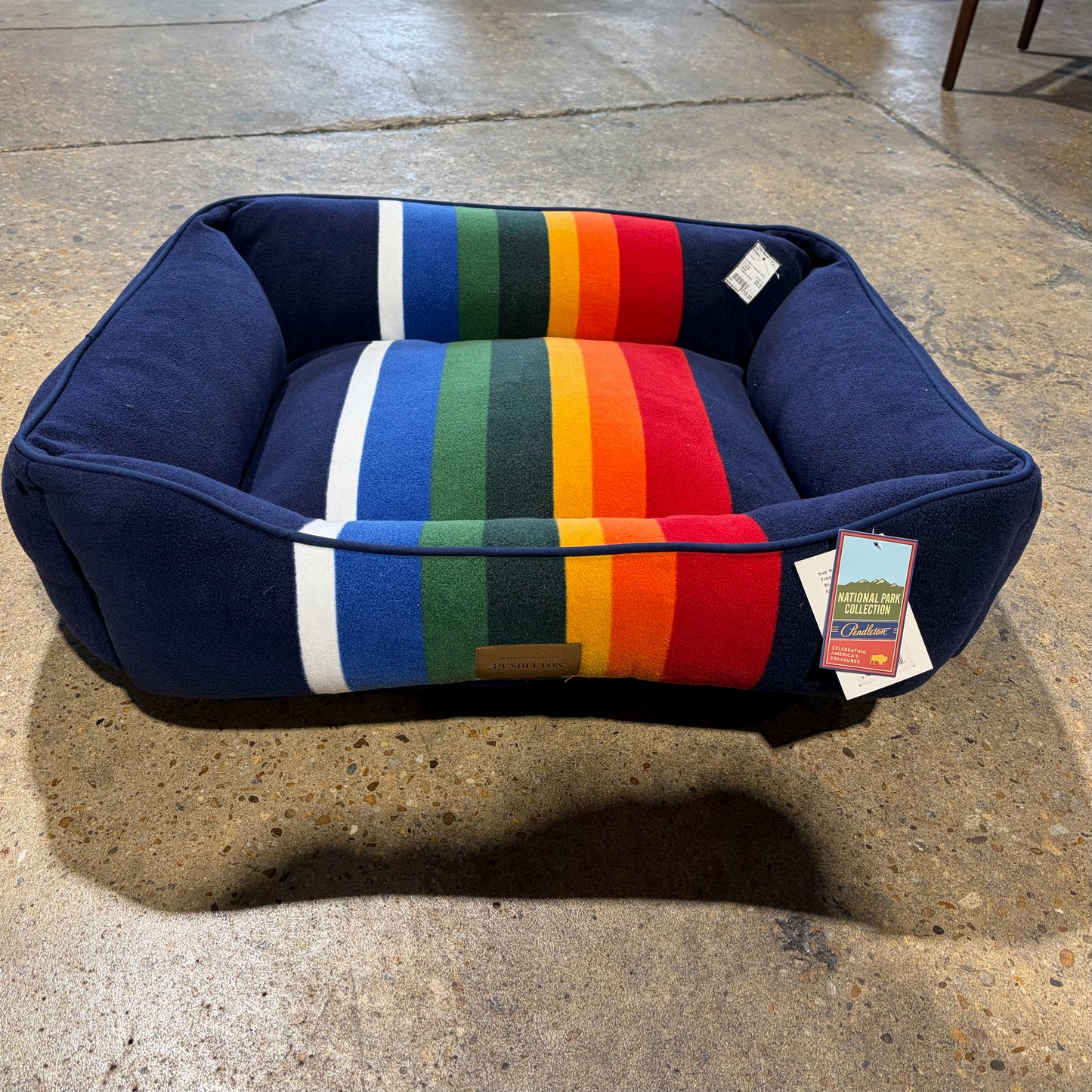 Pendelton dog bed, MED, navy blue
