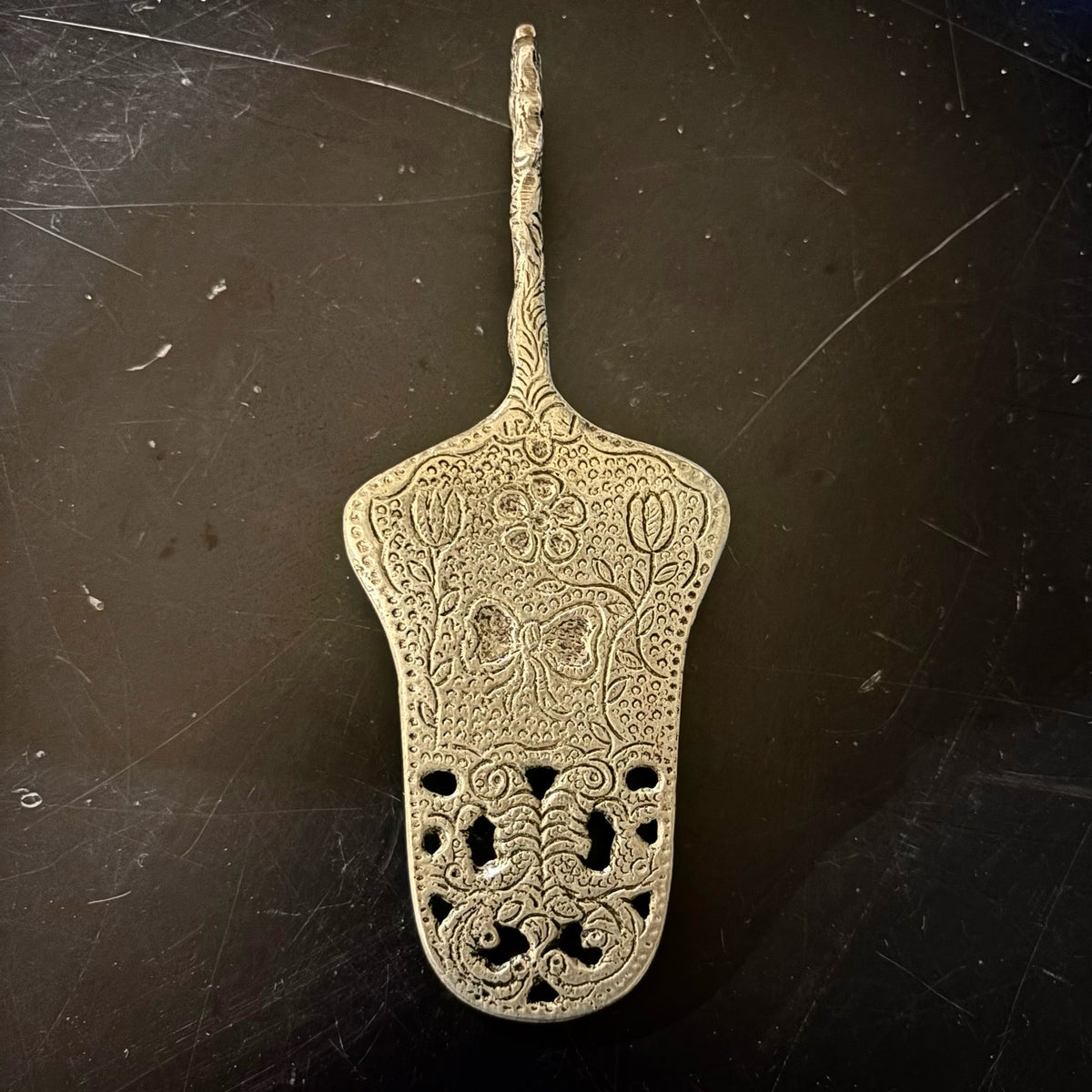 VTG Embossed Rococo Style Pastry Server, 2"W x 5.75"L x 1.5"H