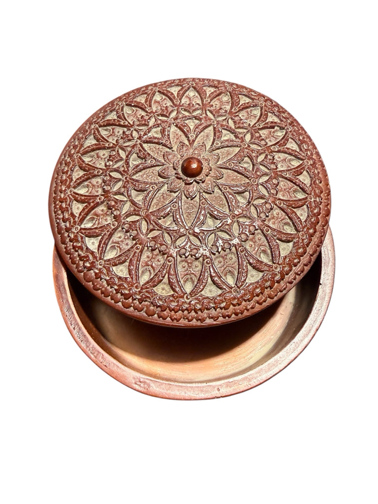 VTG round carved trinket box, 5.25"dia