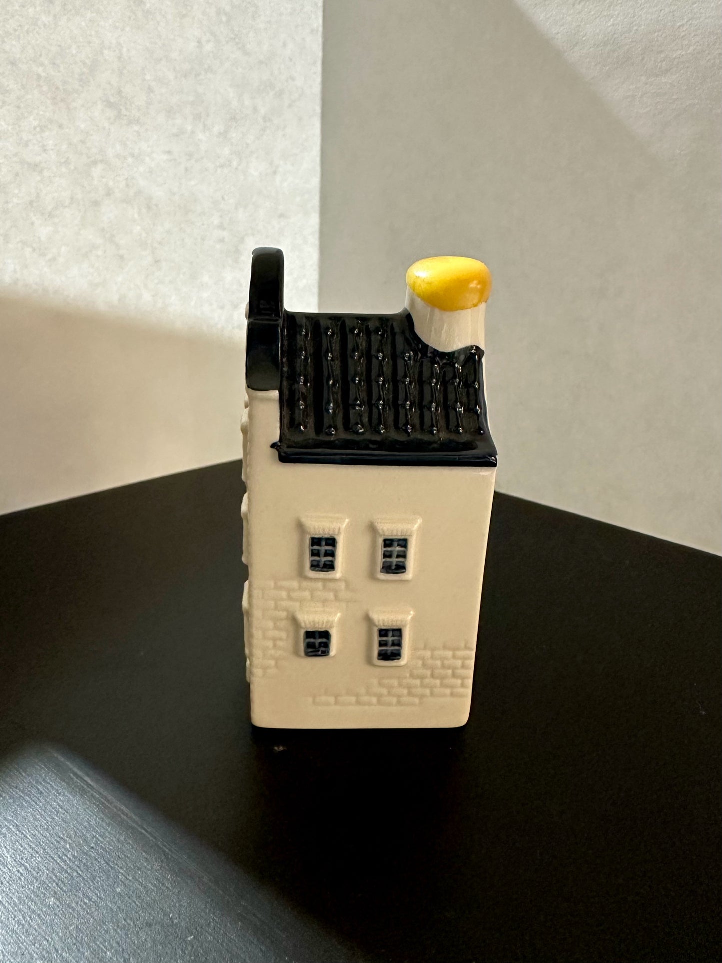 Sealed Miniature KLM Dutch Ceramic Delft House #79