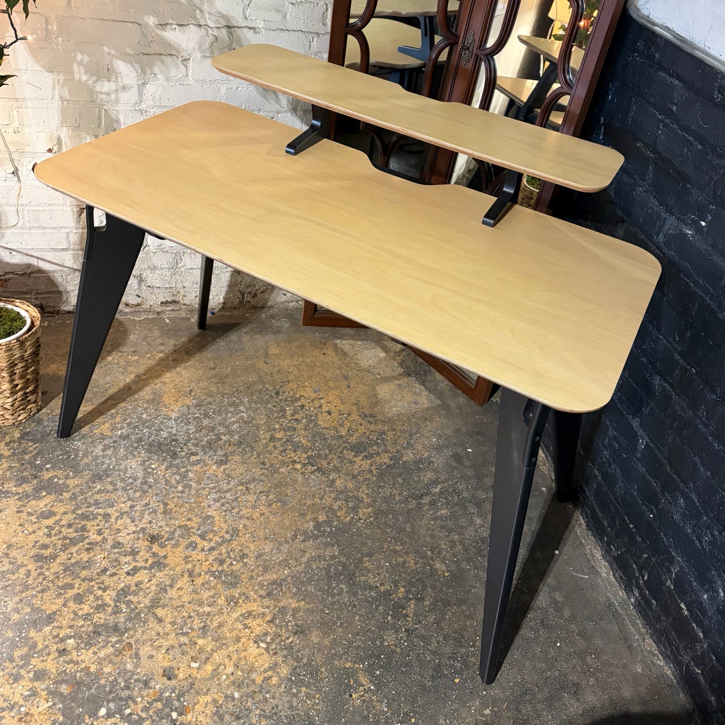 Hoek Desk, 47.5"W x 24"D x 37"H