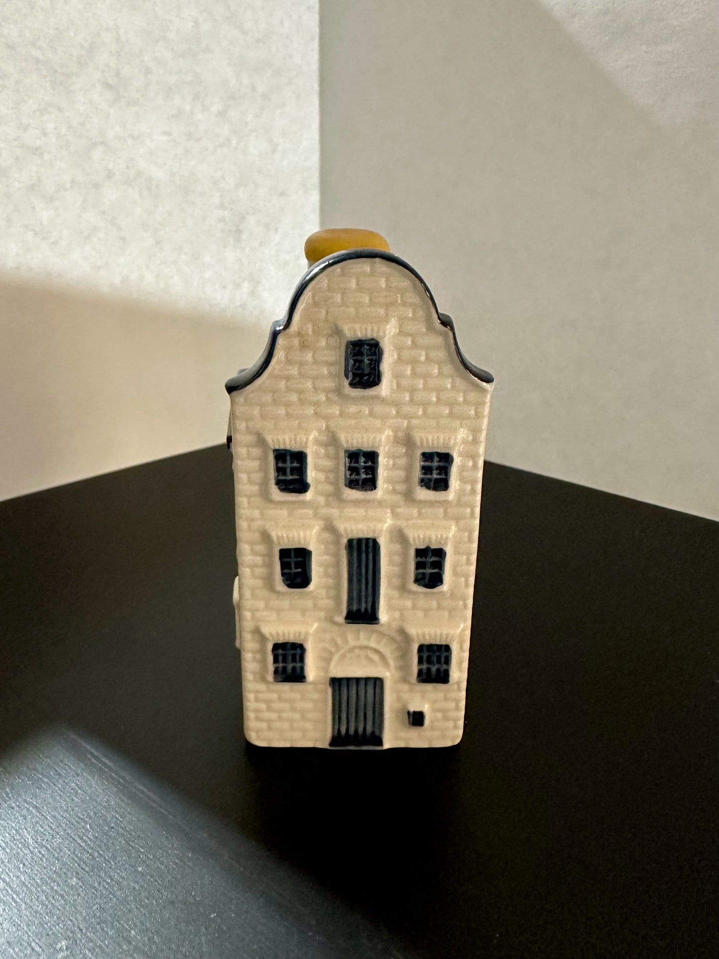 Sealed Miniature KLM Dutch Ceramic Delft House #79