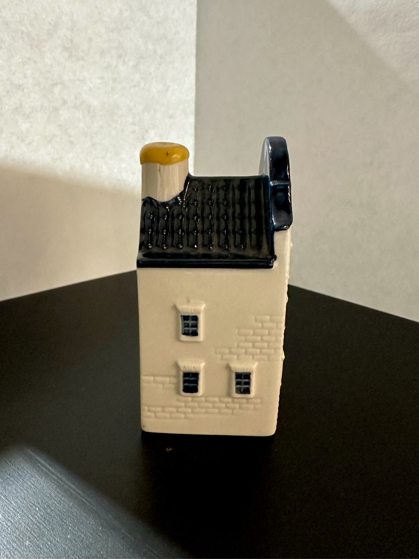 Sealed Miniature KLM Dutch Ceramic Delft House #79