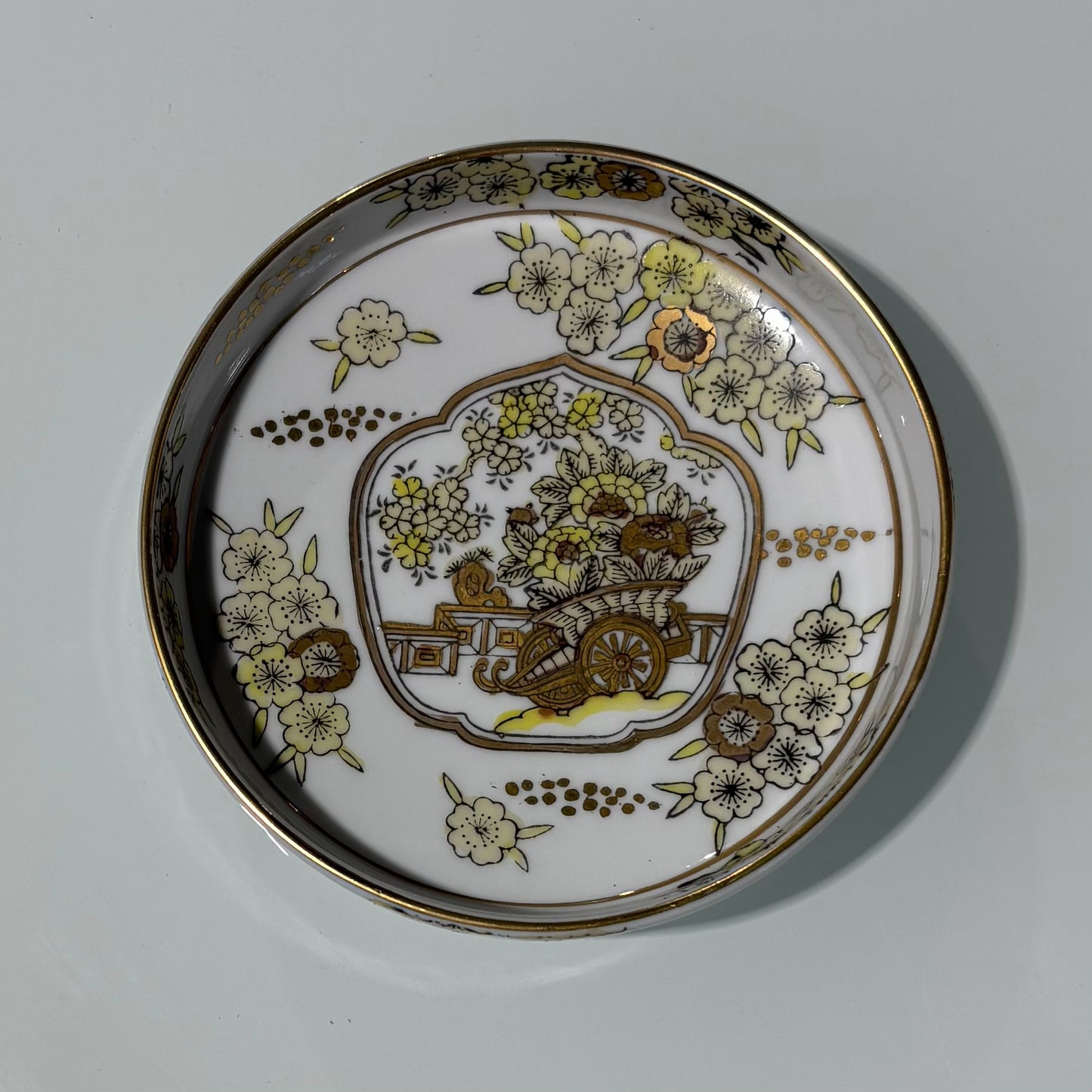 Gold Imari gold/white Bowl 5.5" D x 1.5" H