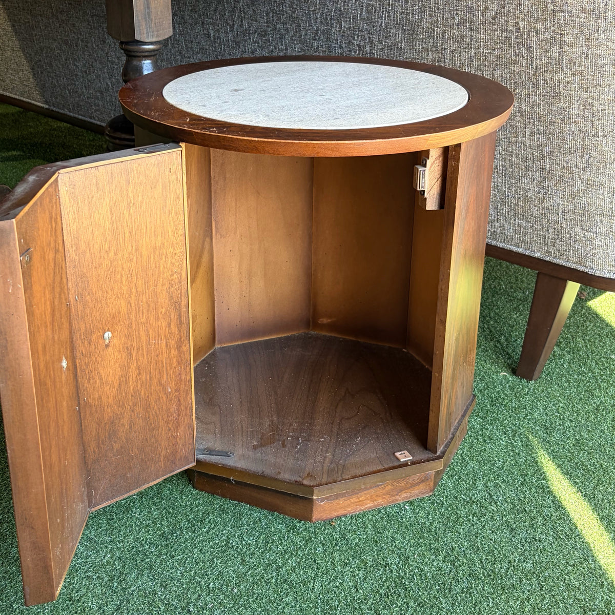 VTG End Table w/Stone Insert & Storage, 20"H x 20"Dia