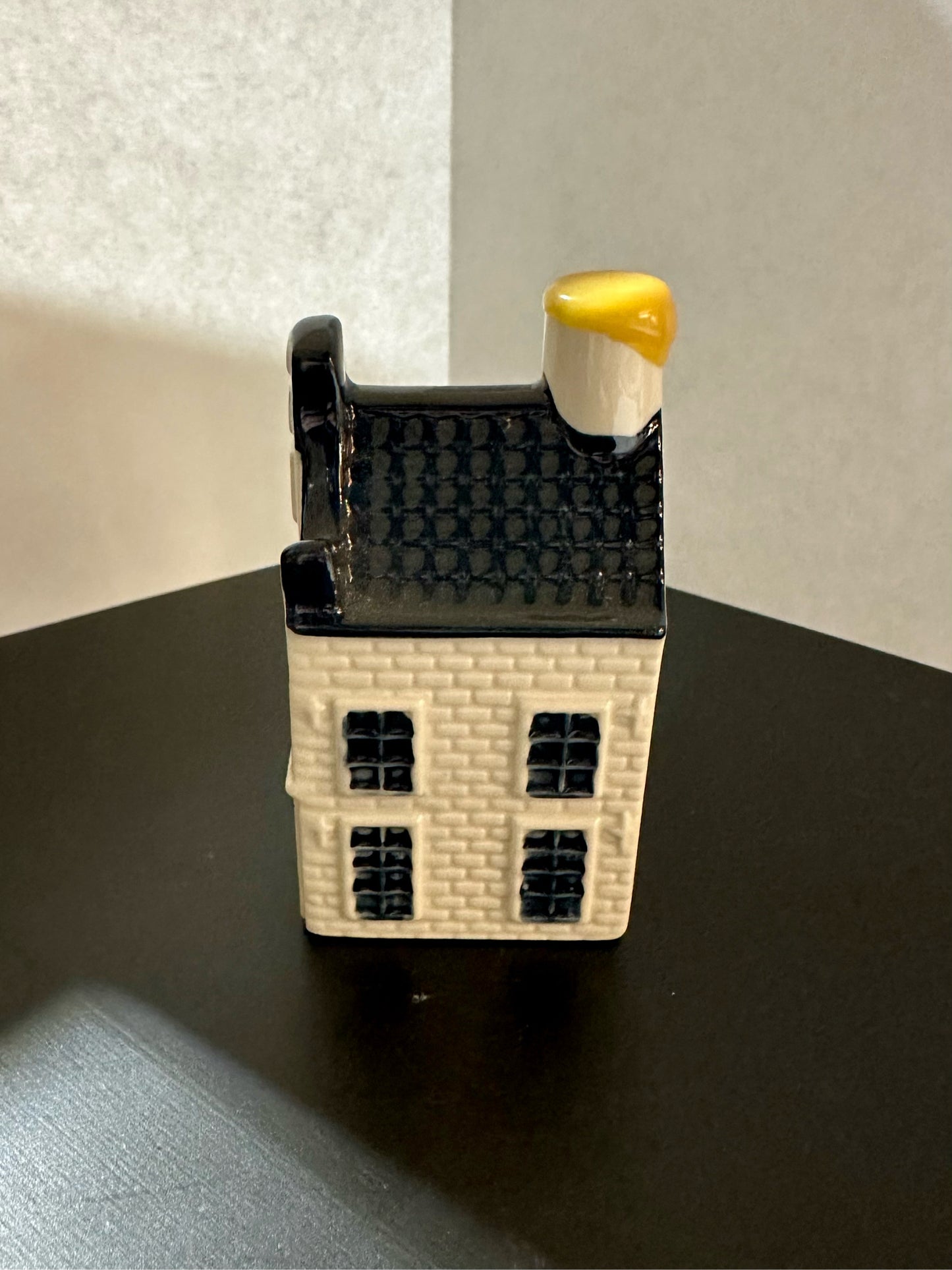 Sealed Miniature KLM Dutch Ceramic Delft House #19
