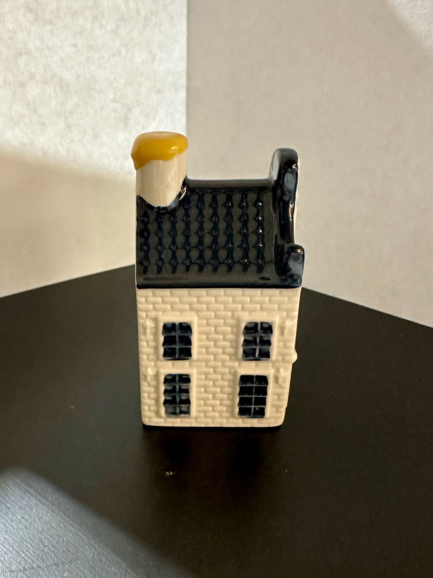 Sealed Miniature KLM Dutch Ceramic Delft House #19