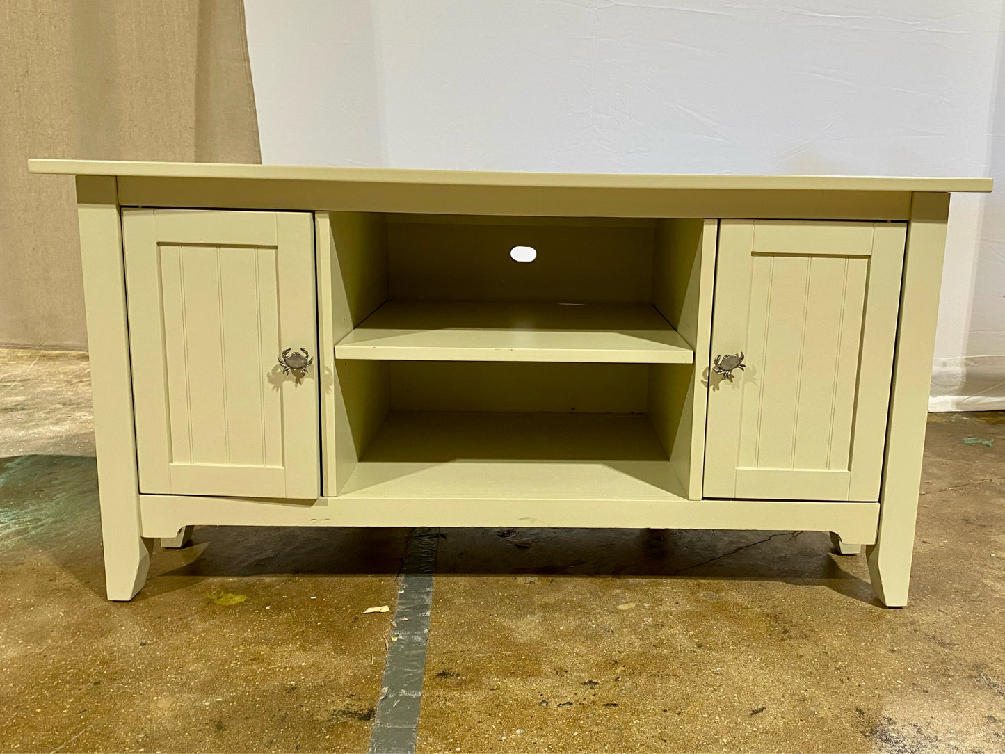 Corner TV Stand, Cream w/ Crab Knobs, 48.5" L x 21.5" W x 24" H