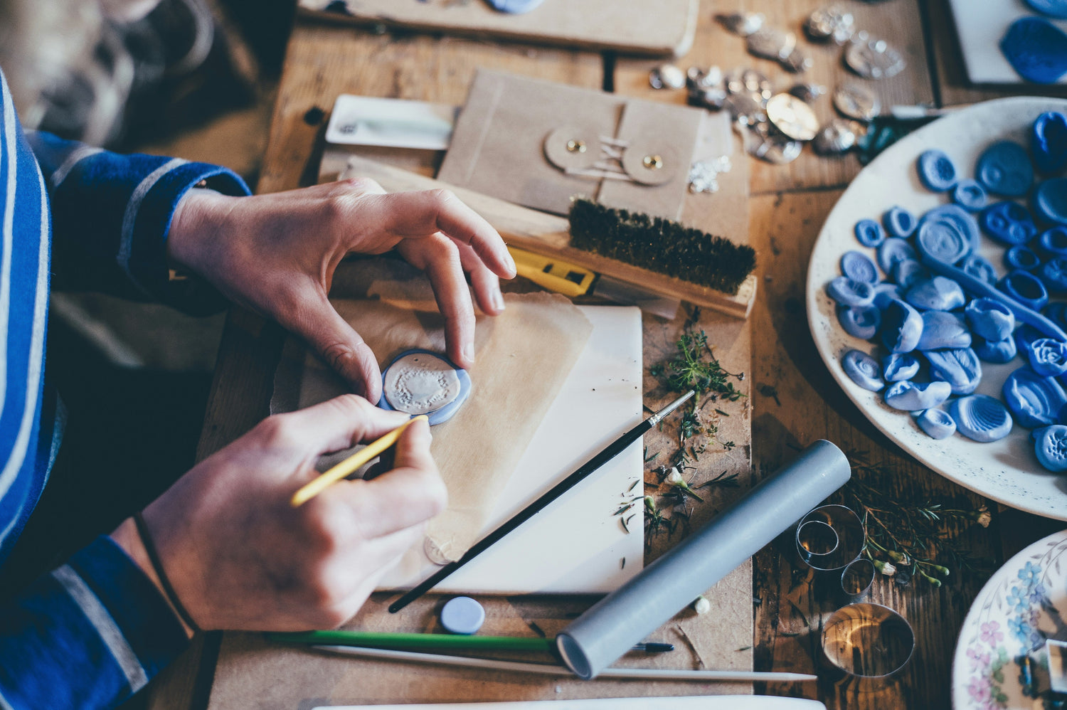 ARTISANS & ARTISTS