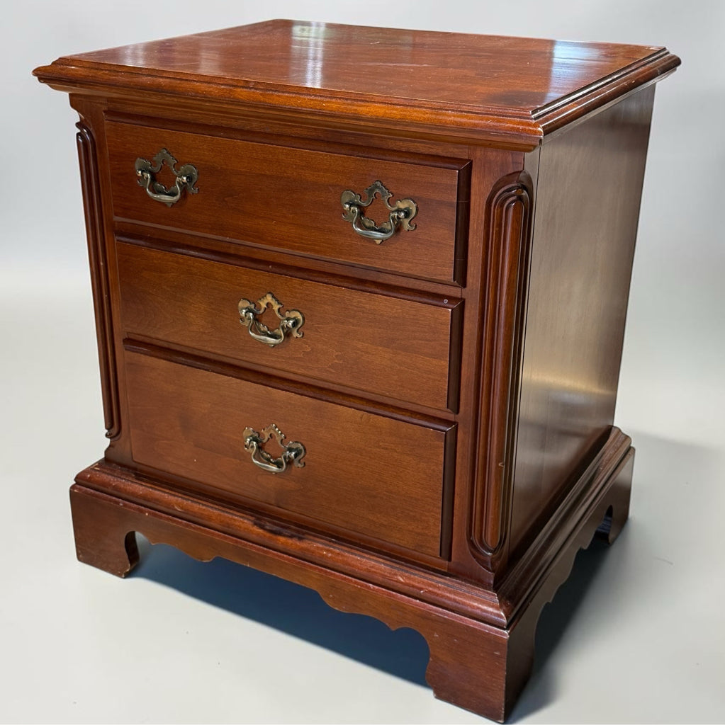 Traditional 3 drawer Nightstand, 24.5"W x 19"D x 27"H