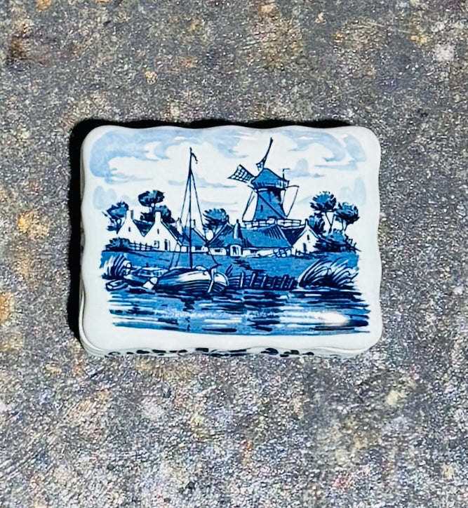 VTG Delft trinket box. 5"W x 4"D x 2"H