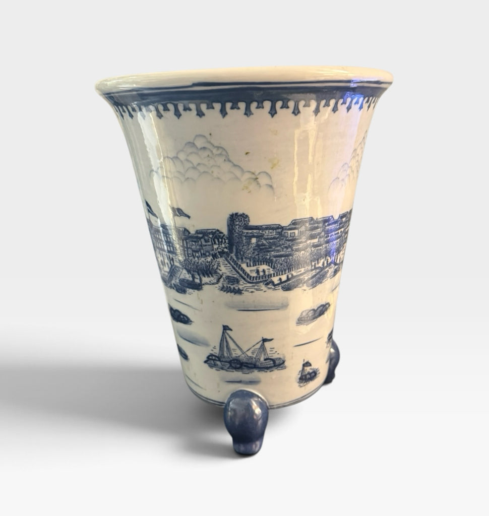 VTG footed cache pot, blue/white, 7.5"W x7.5"D x 9.5"H