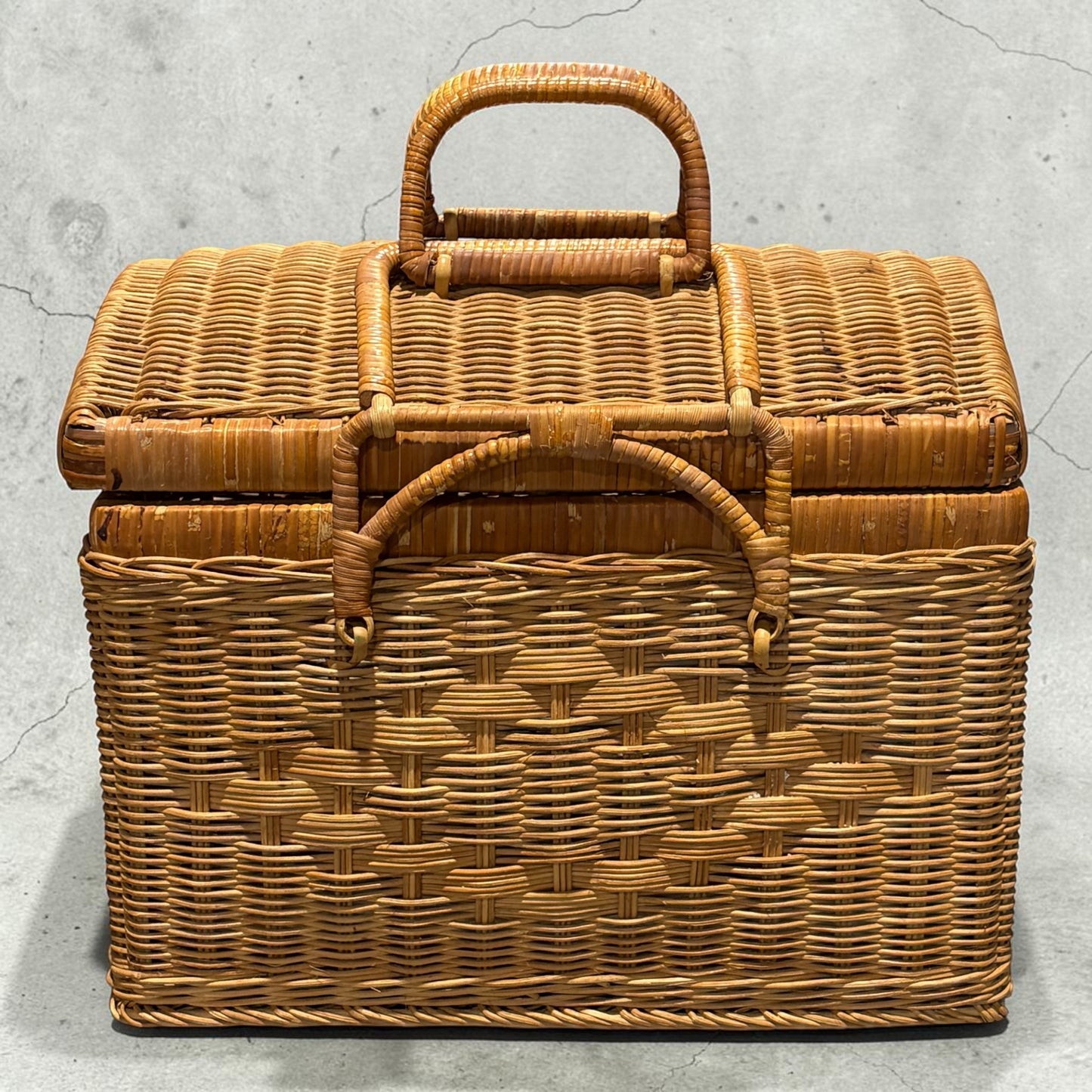 VTG Picnic Basket, 13"W x 10.5"H x8.5"D