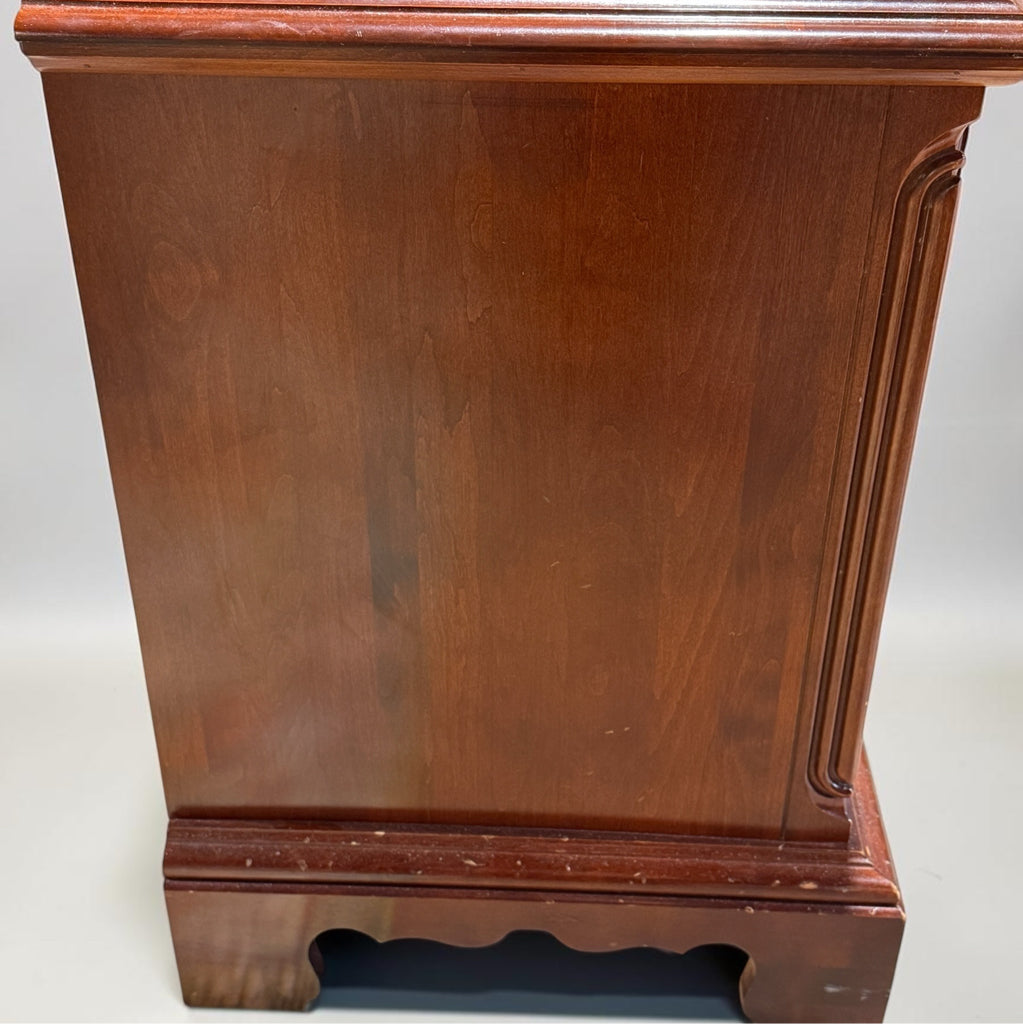 Traditional 3 drawer Nightstand, 24.5"W x 19"D x 27"H