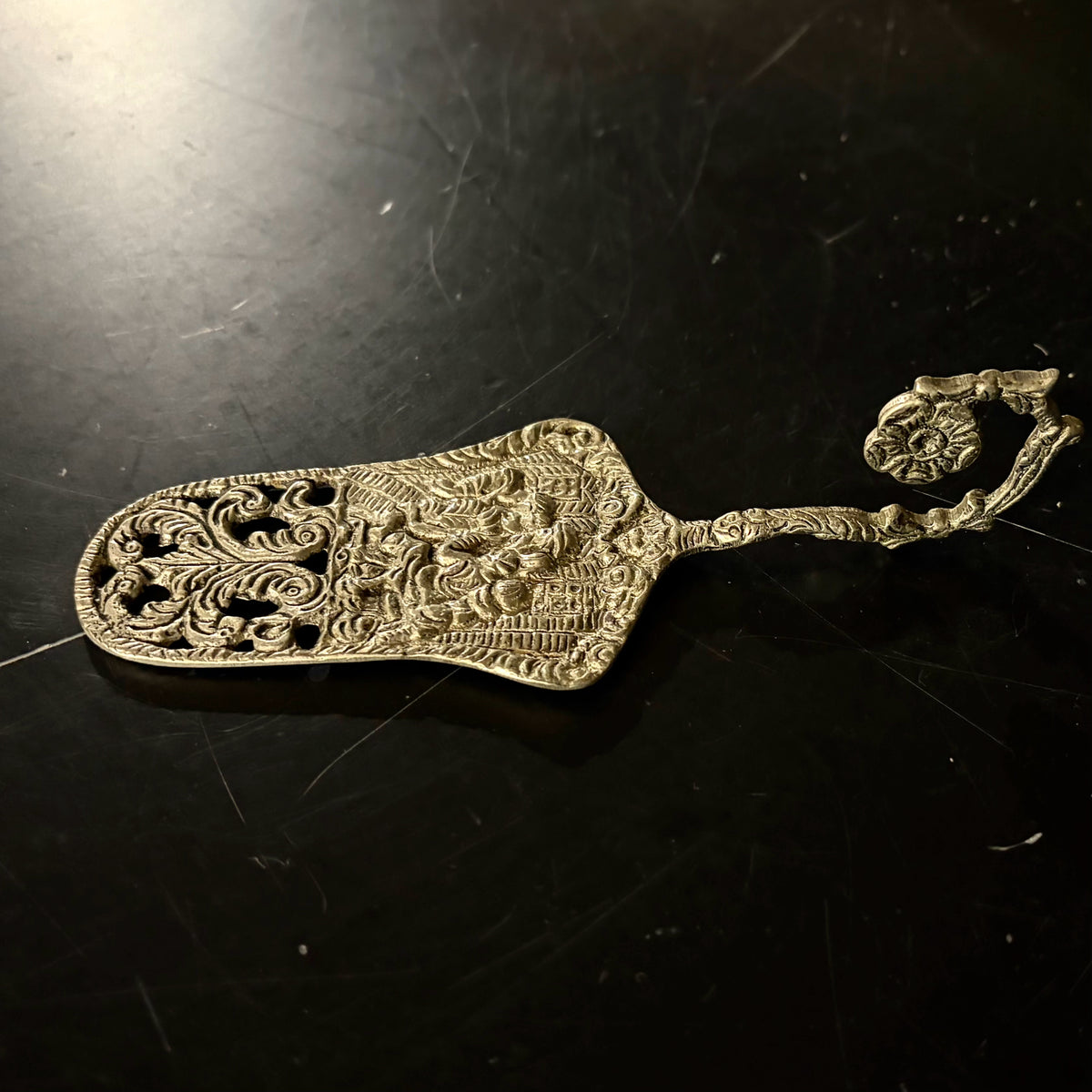 VTG Embossed Rococo Style Pastry Server, 2"W x 5.75"L x 1.5"H