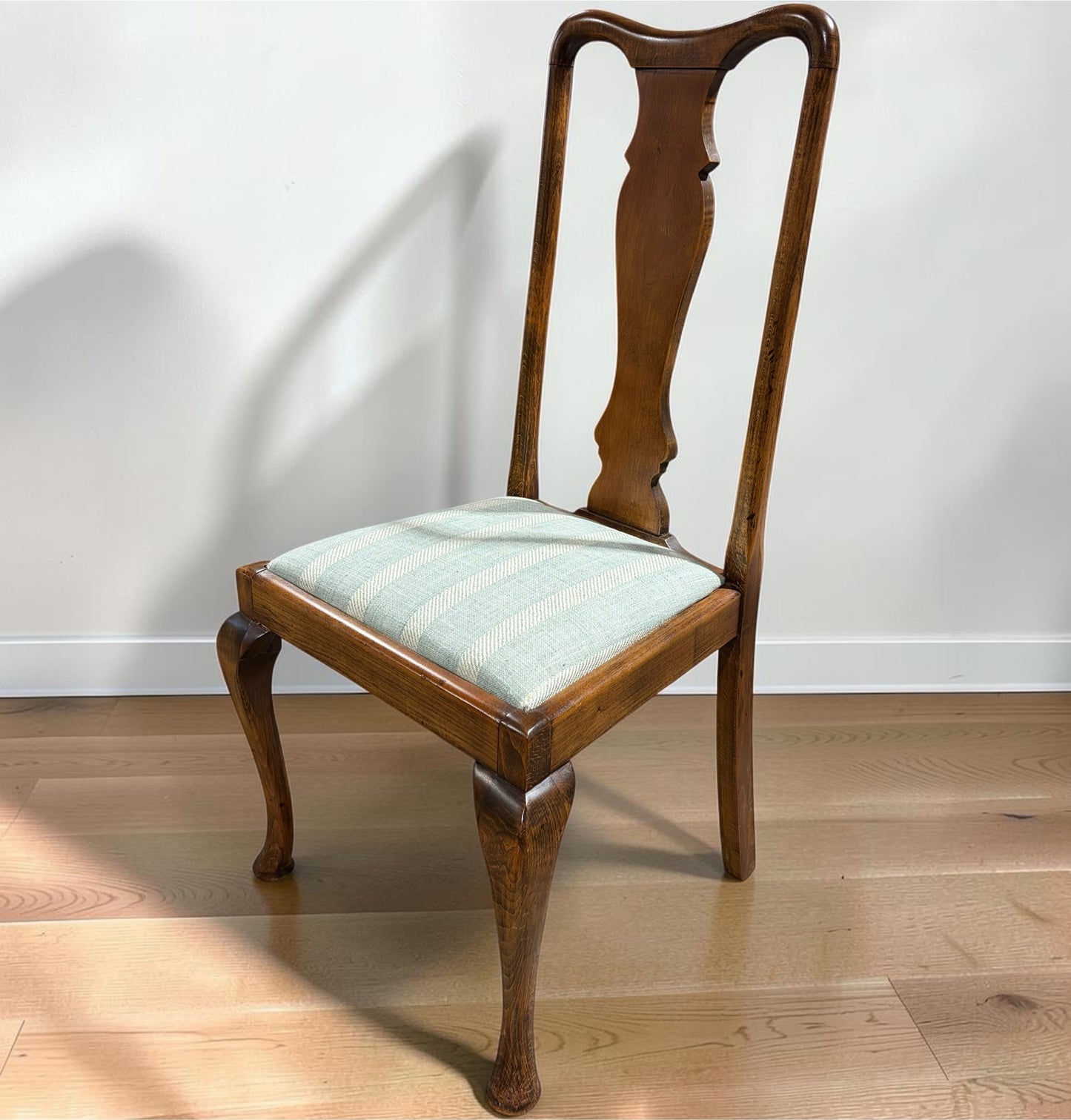 (4) 1940's English Queen Anne Dining Chairs, Walnut, 20.25"W x 19"D x 41.5"H