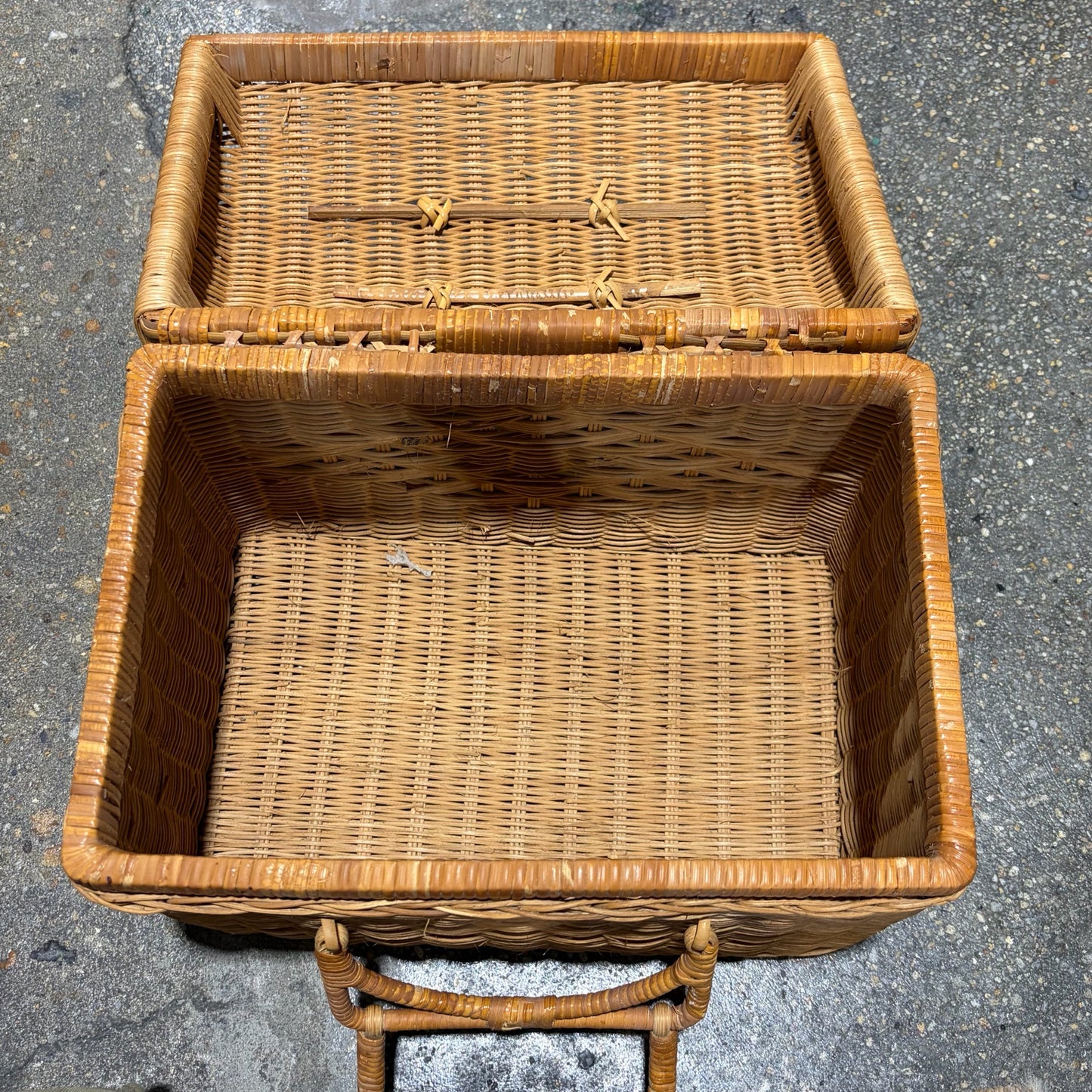 VTG Picnic Basket, 13"W x 10.5"H x8.5"D