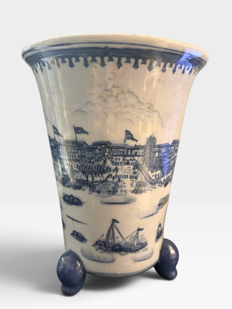 VTG footed cache pot, blue/white, 7.5"W x7.5"D x 9.5"H