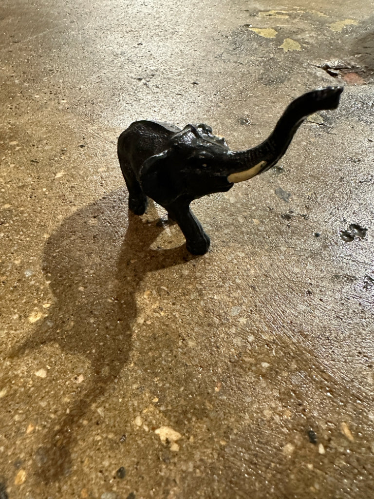 Vintage handcarved elephant, black, 3.5"H