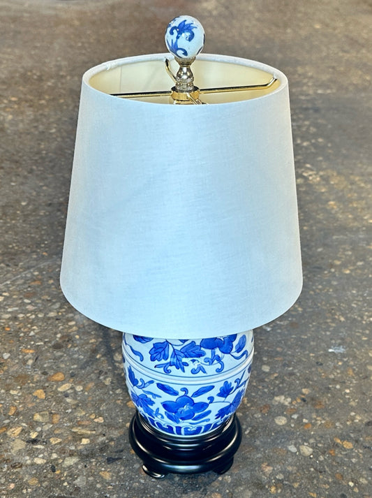 Asian table lamp, blue/white/black base, 16"H