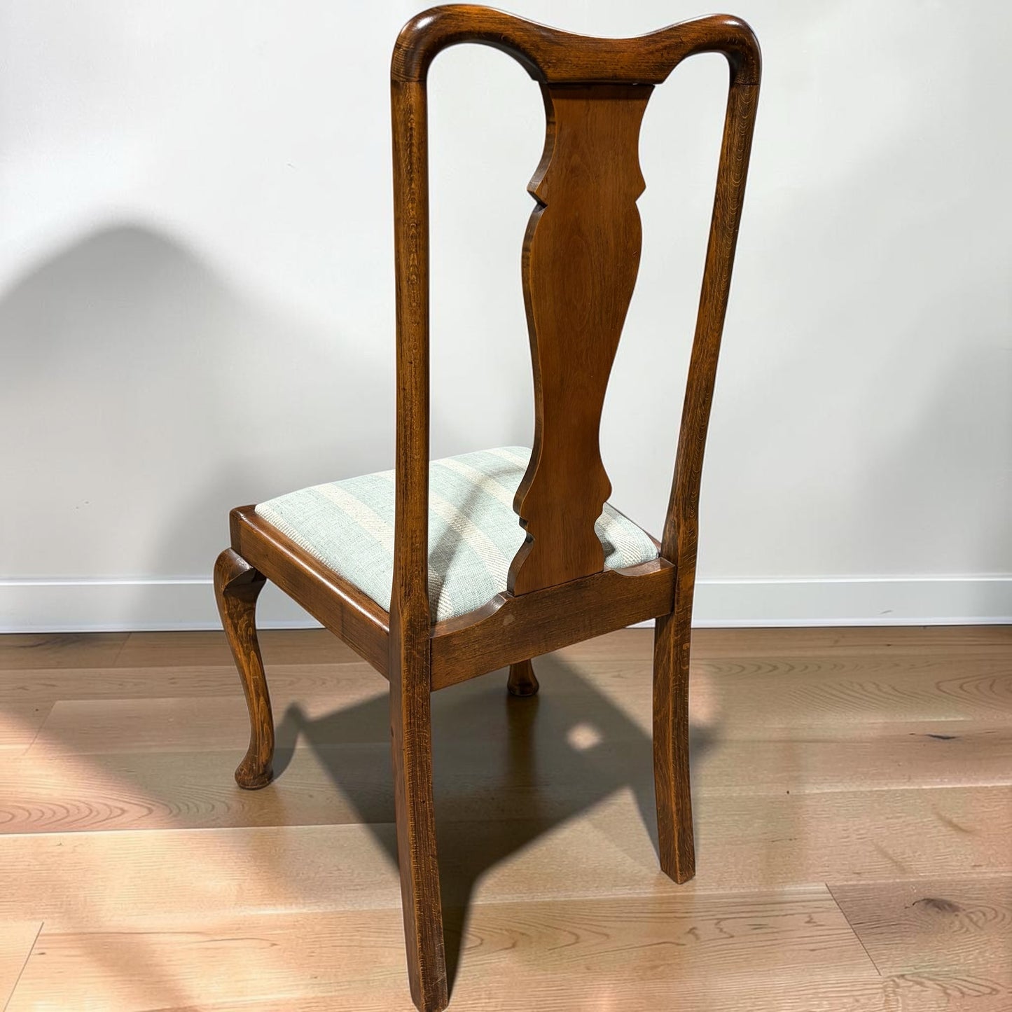 (4) 1940's English Queen Anne Dining Chairs, Walnut, 20.25"W x 19"D x 41.5"H