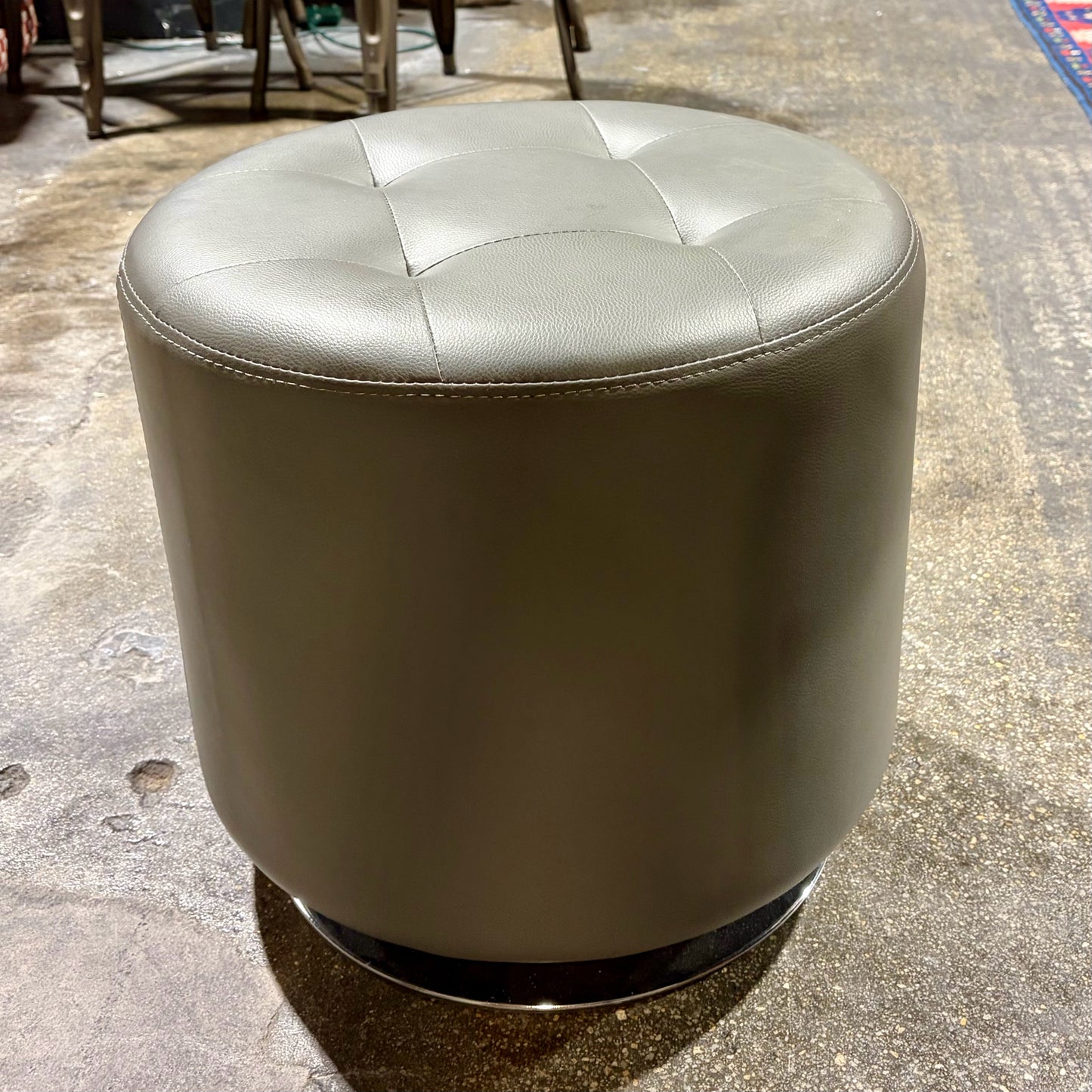 Swivel Ottoman, Gray, 18"W x 18"D x 17.5"H