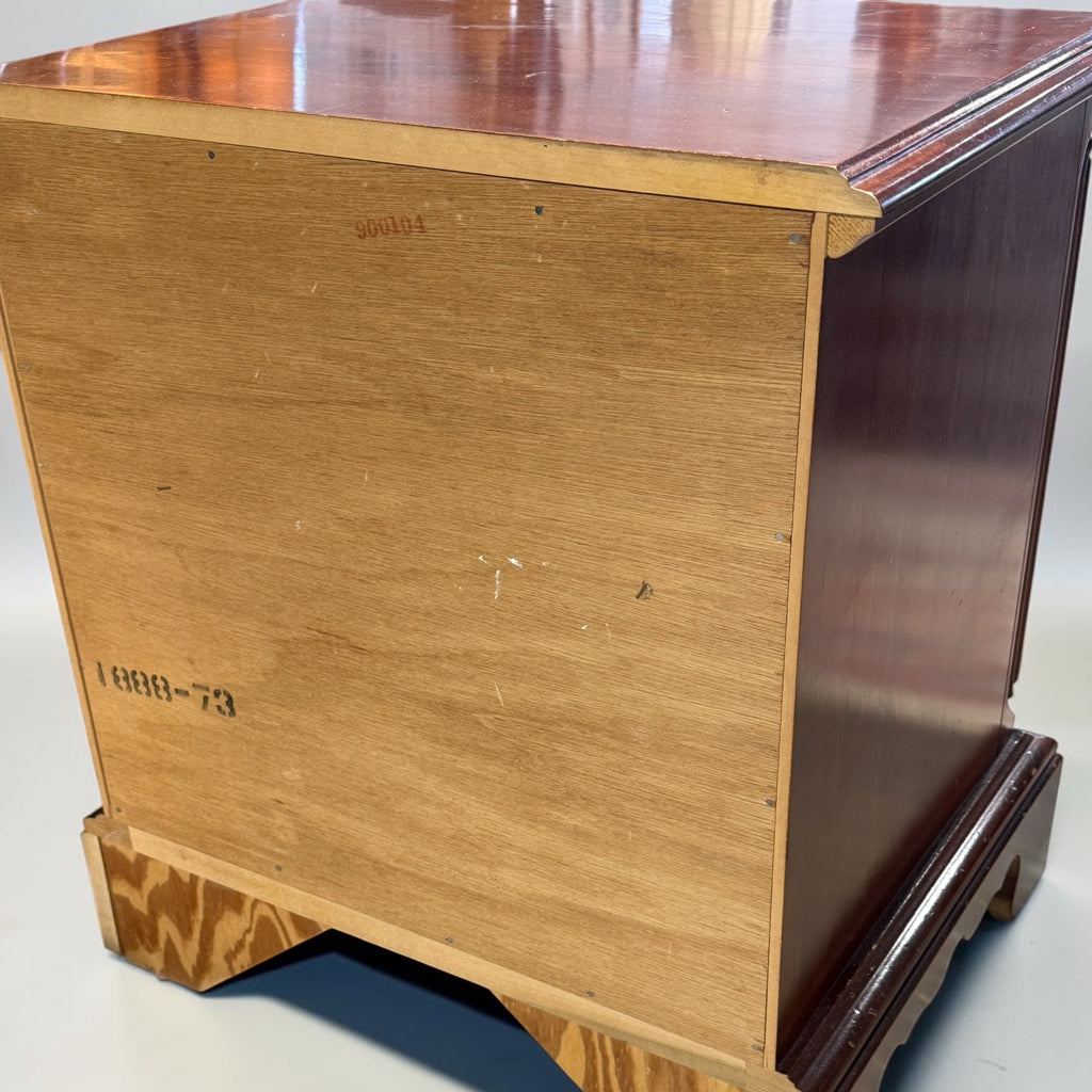 Traditional 3 drawer Nightstand, 24.5"W x 19"D x 27"H