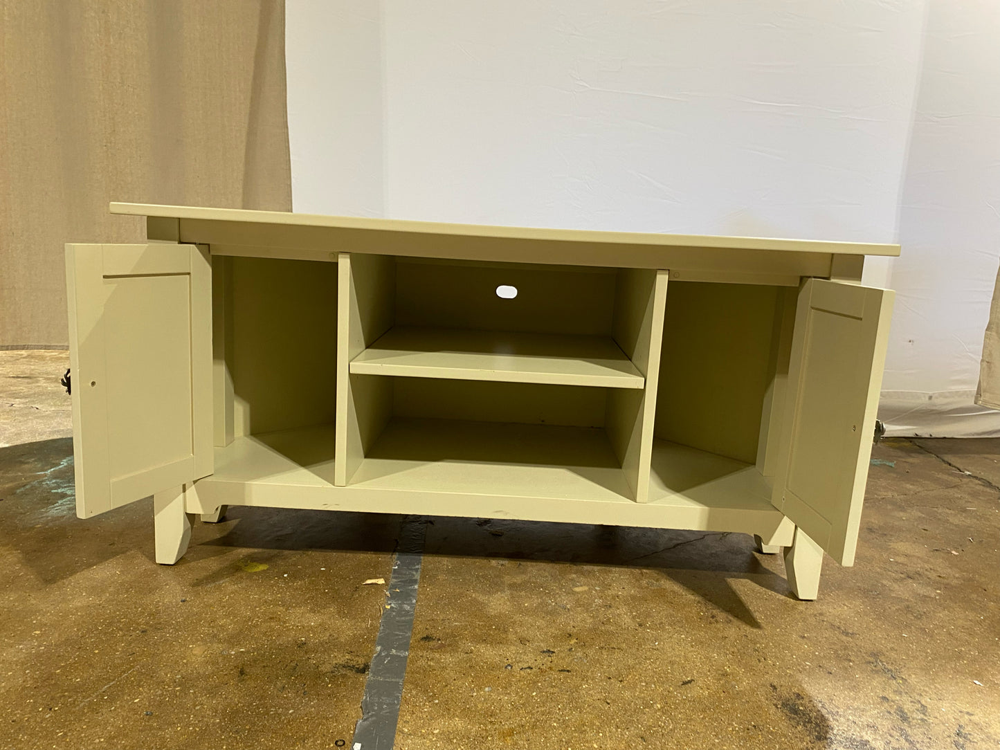 Corner TV Stand, Cream w/ Crab Knobs, 48.5" L x 21.5" W x 24" H