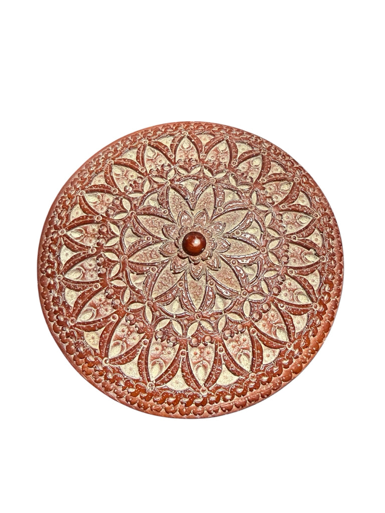 VTG round carved trinket box, 5.25"dia