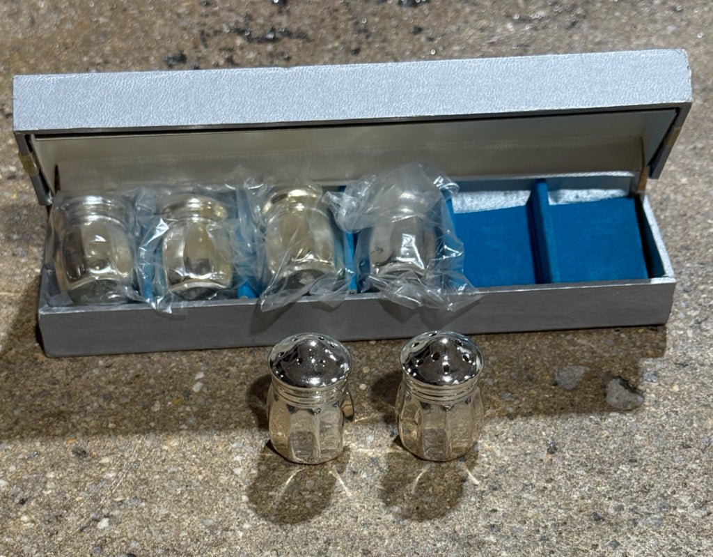 Towle silverplate  salt/peppers, 6, 1.25"H