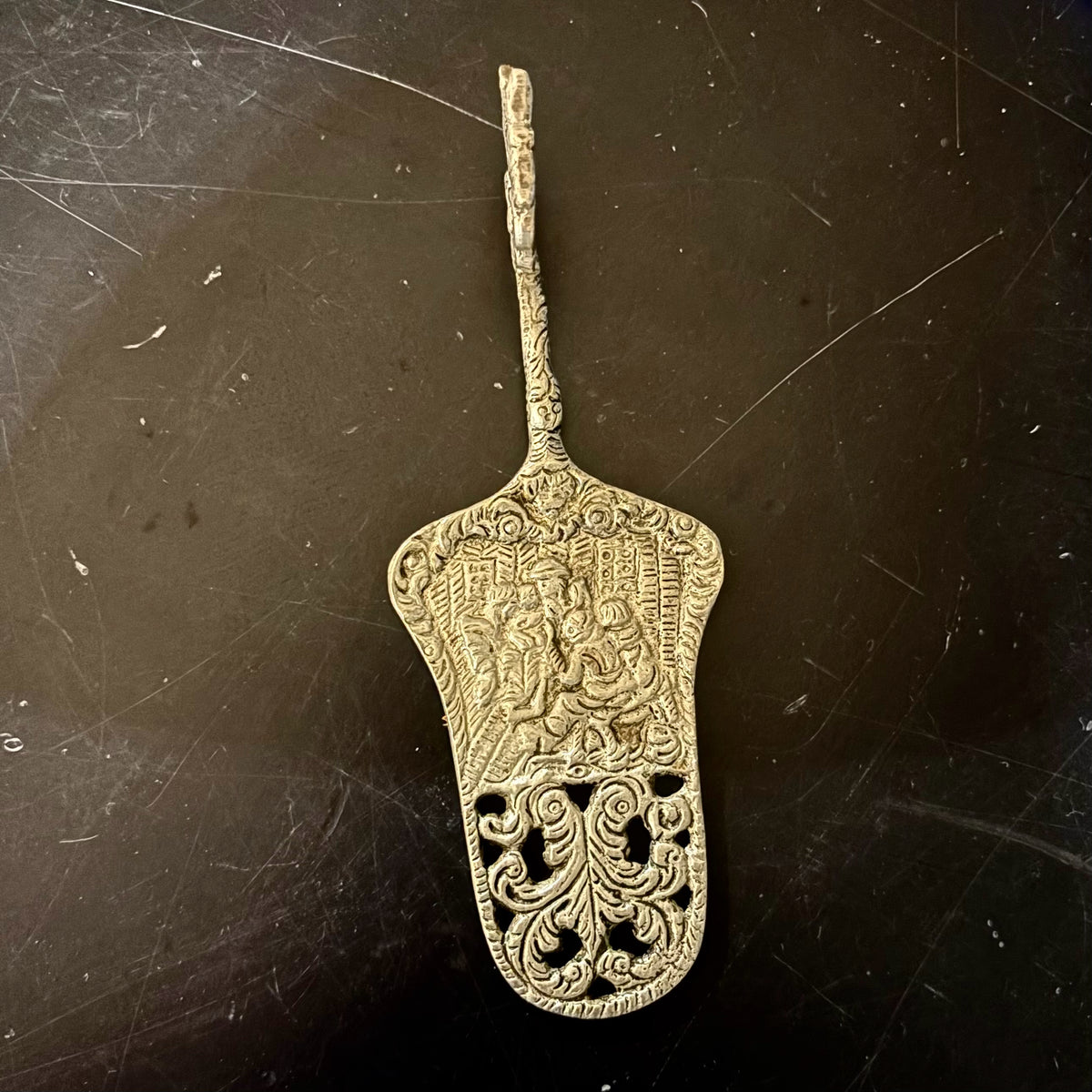 VTG Embossed Rococo Style Pastry Server, 2"W x 5.75"L x 1.5"H