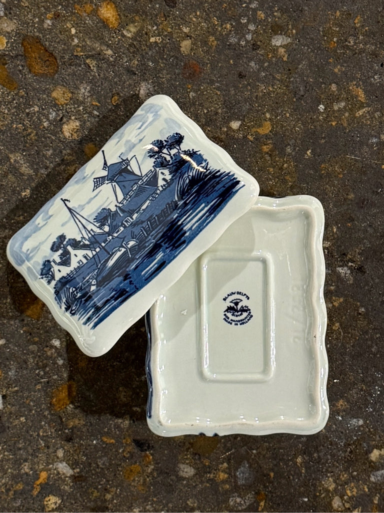 VTG Delft trinket box. 5"W x 4"D x 2"H