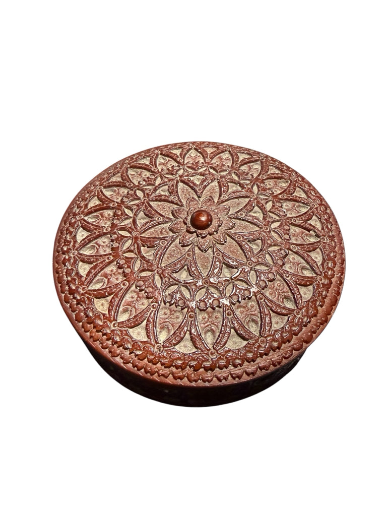 VTG round carved trinket box, 5.25"dia