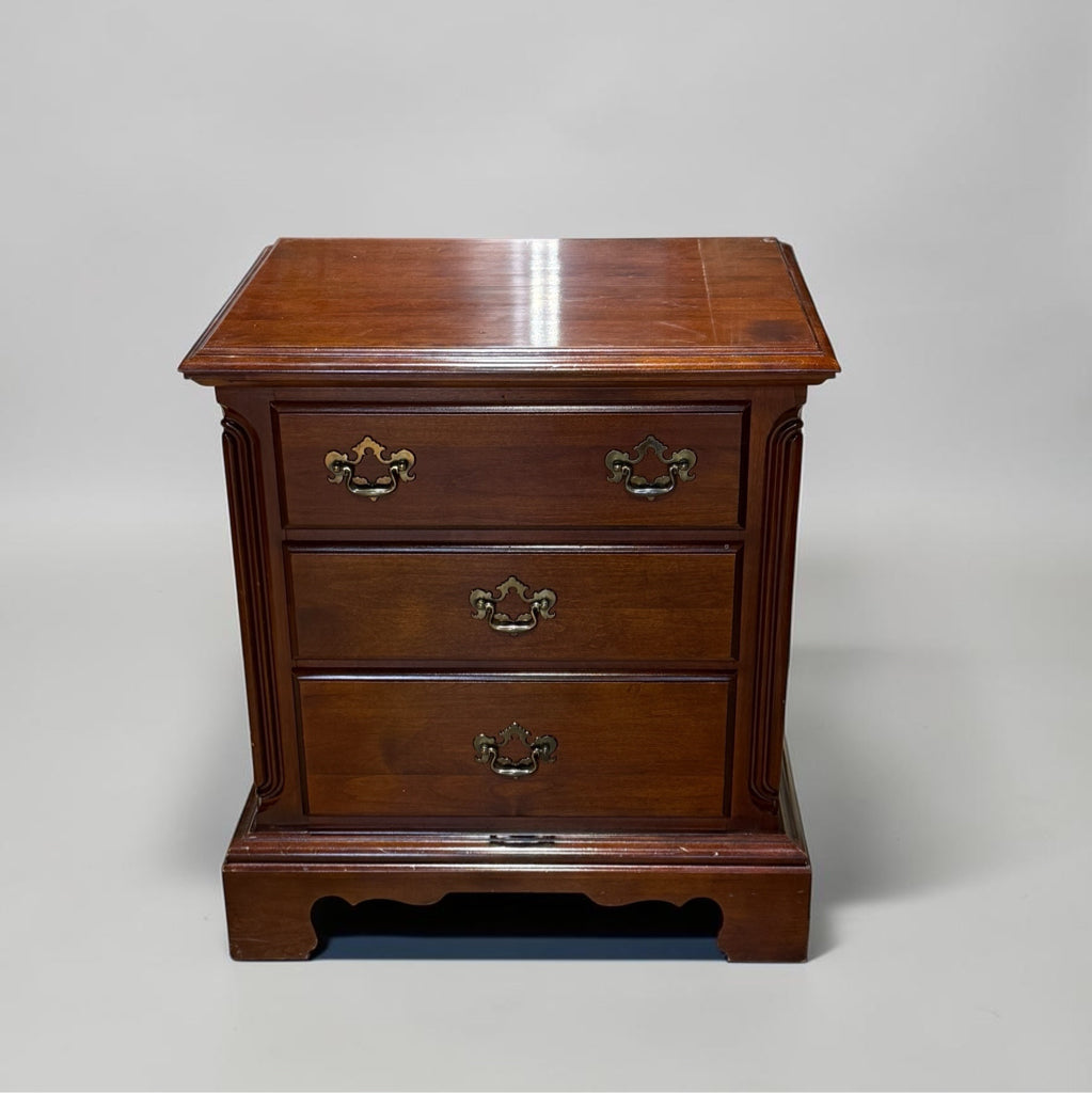 Traditional 3 drawer Nightstand, 24.5"W x 19"D x 27"H